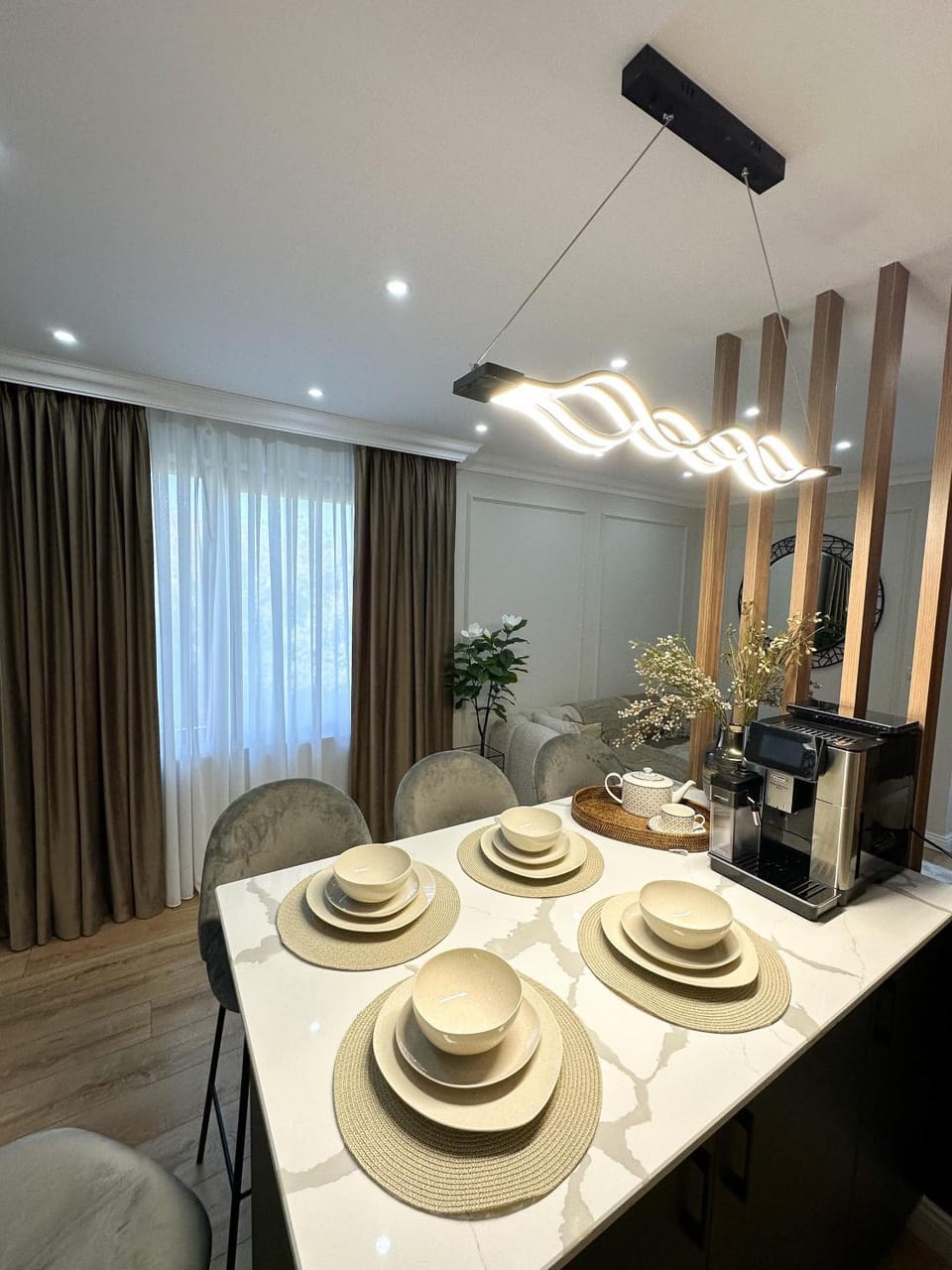 Kitchen or kitchenette, Dining area