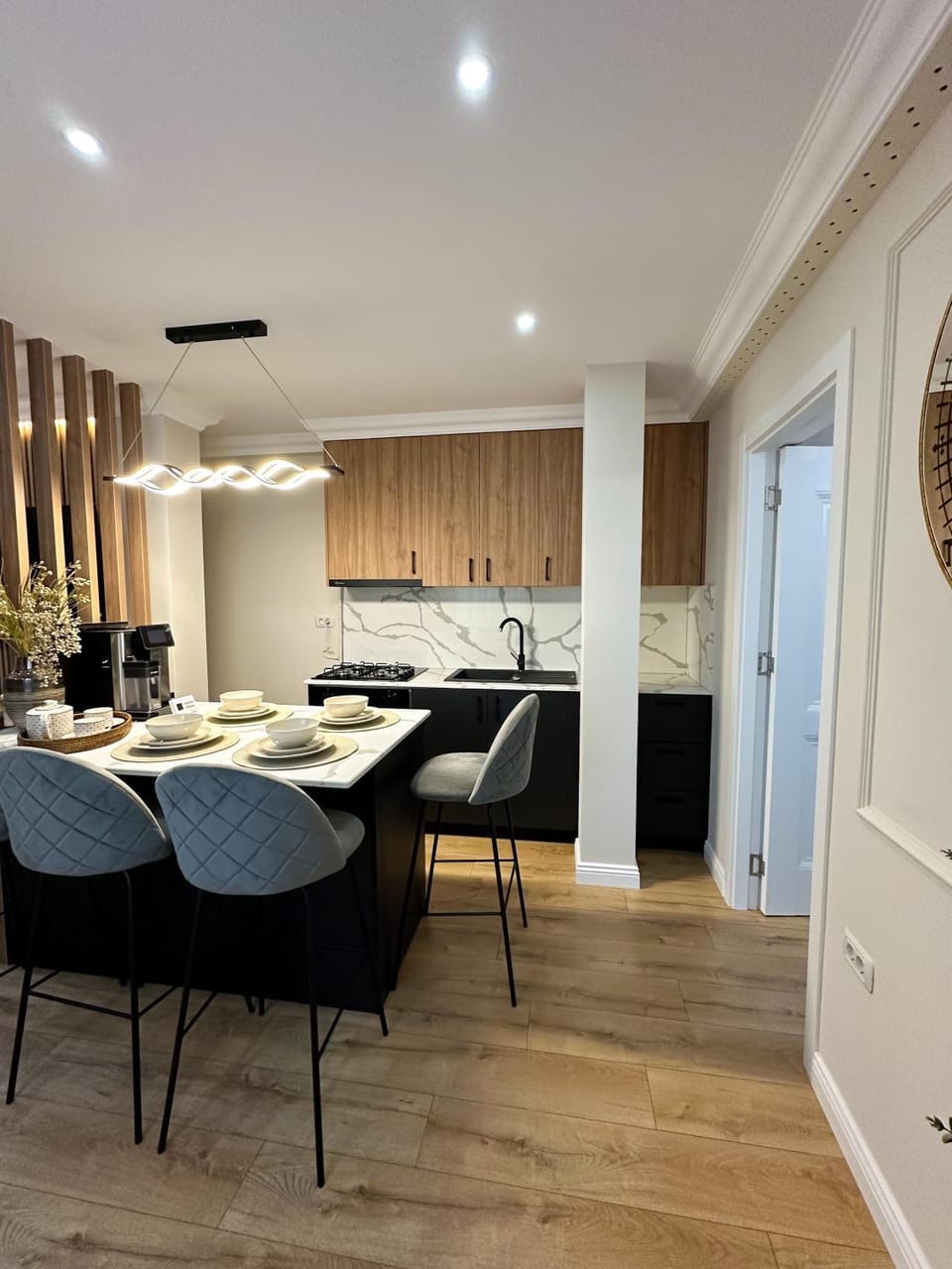 Kitchen or kitchenette, Dining area