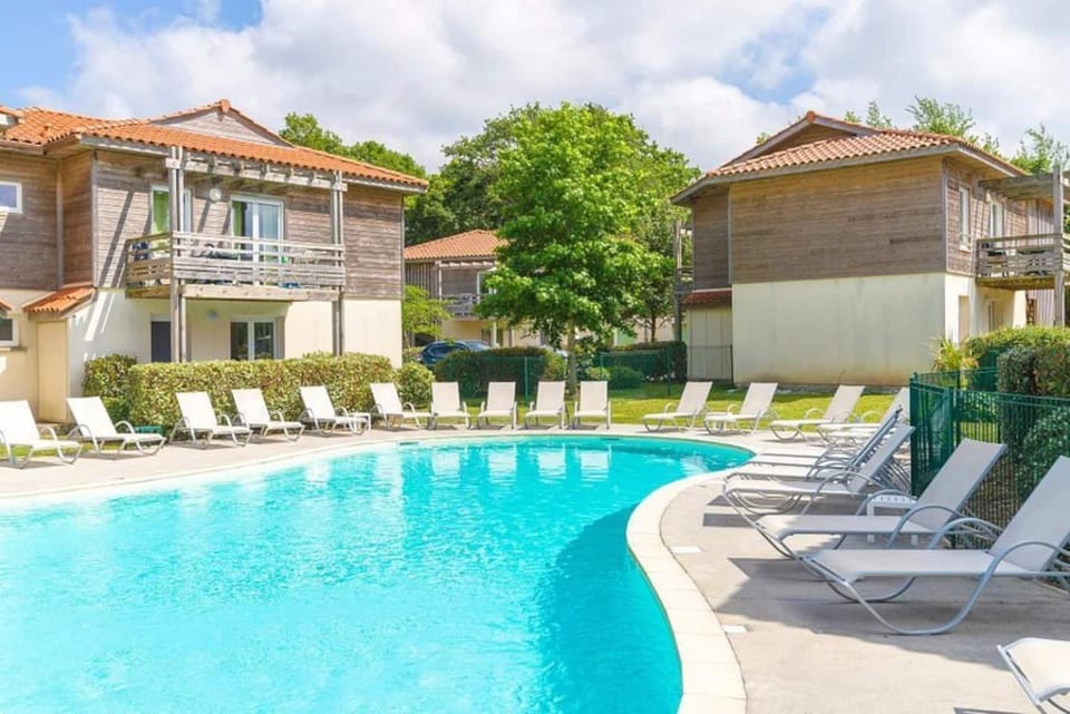 Swimming pool, sunbed