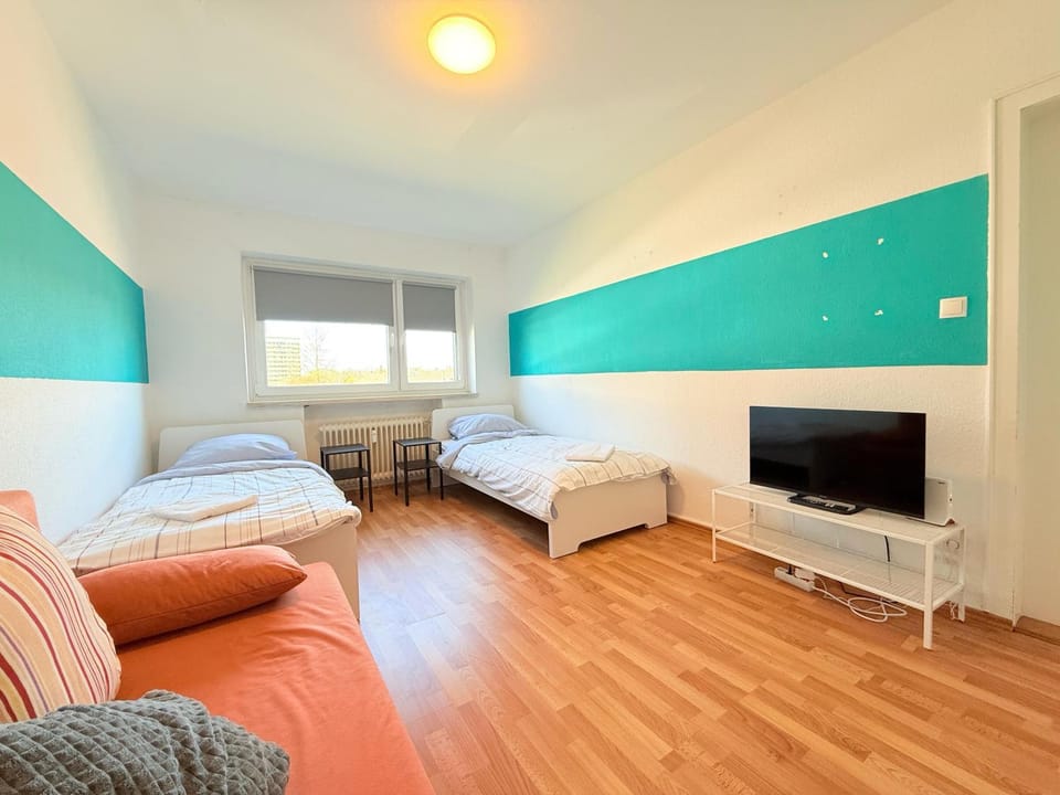 Bed, TV and multimedia, Living room, Photo of the whole room, Seating area, Evening entertainment, Bedroom