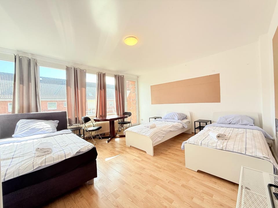 Bed, TV and multimedia, Living room, Photo of the whole room, Seating area, Bedroom