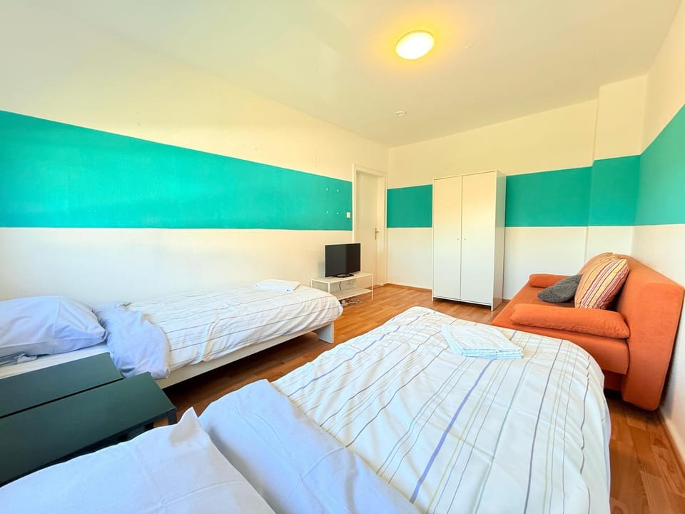 Bed, TV and multimedia, Living room, Photo of the whole room, Seating area, Evening entertainment, Bedroom