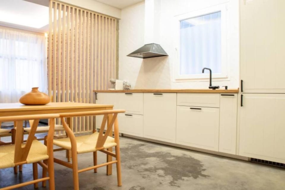 Kitchen or kitchenette, Dining area