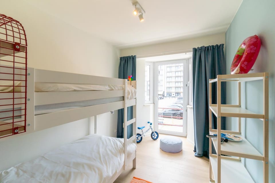 Bedroom, bunk bed