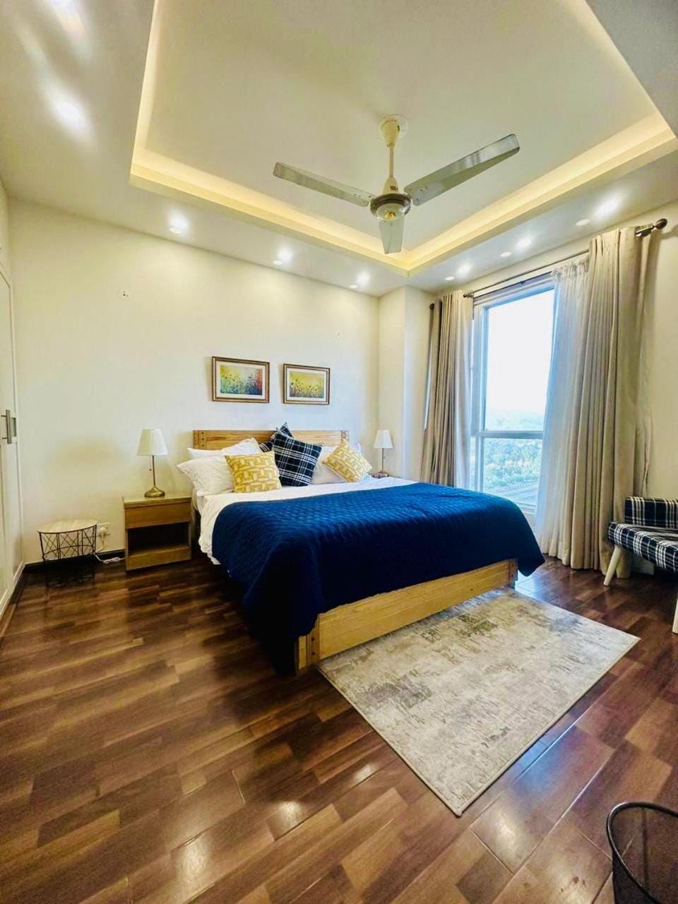 Bed, TV and multimedia, Living room, Photo of the whole room, Seating area, Bedroom, fireplace