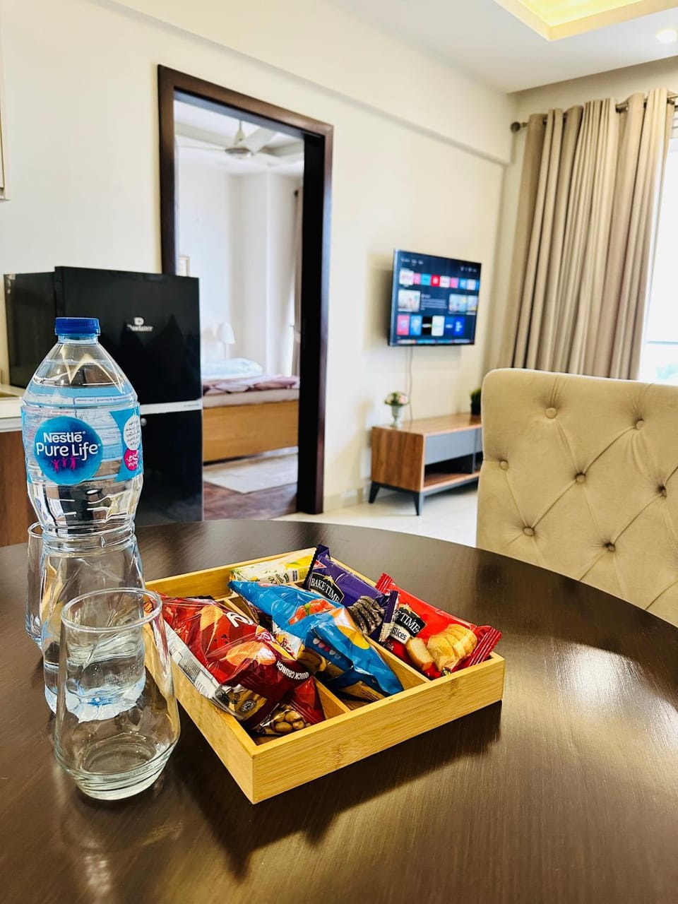 Communal lounge/ TV room, TV and multimedia, Living room, Food and drinks, Seating area, Evening entertainment, Food