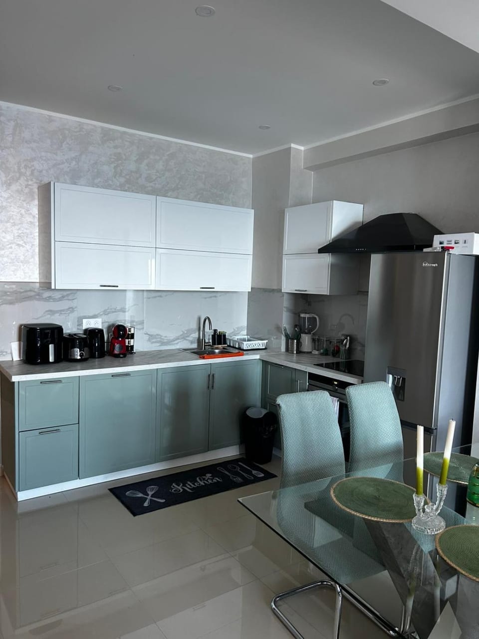 Kitchen or kitchenette, Dining area