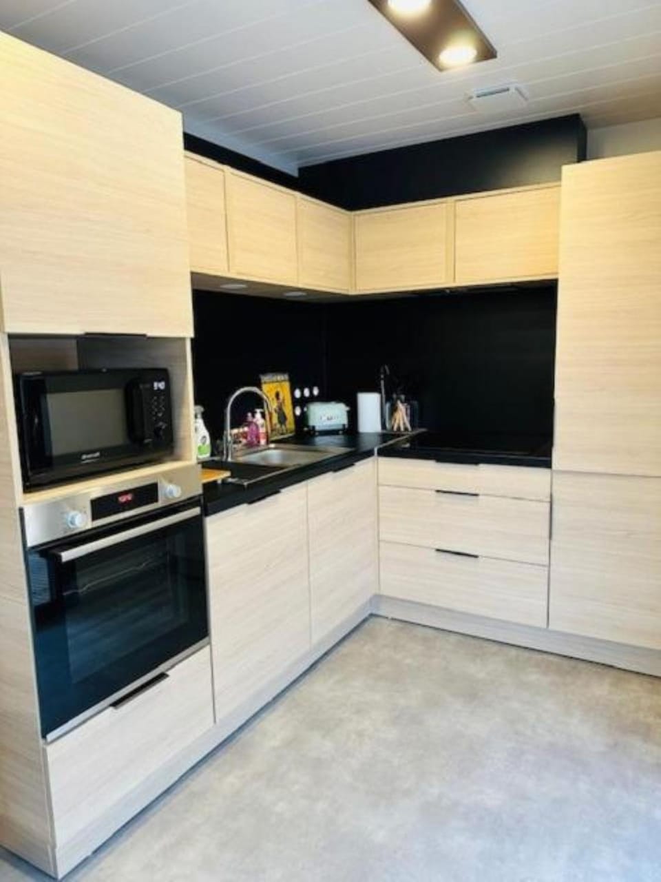 Kitchen or kitchenette, dishwasher, oven