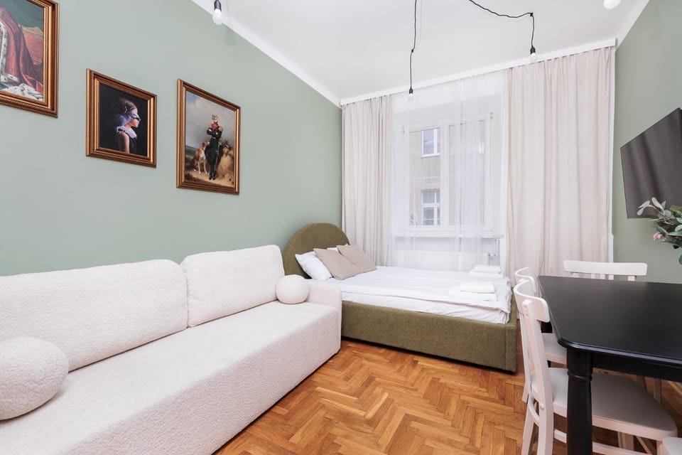 TV and multimedia, Photo of the whole room, Seating area, Bedroom