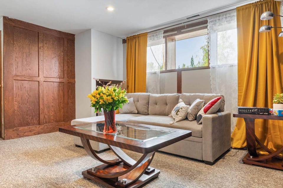 2BR Suite Near Golf Course! FREE Banff Pass, Parking, Netflix! House in Calgary