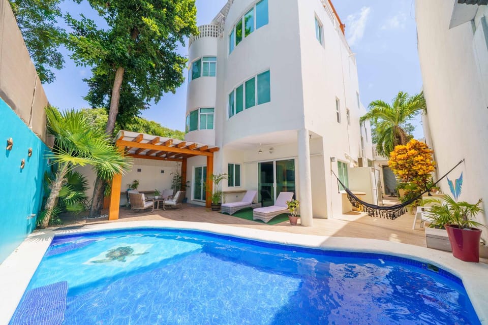 Patio, Garden, Seating area, Swimming pool, sunbed