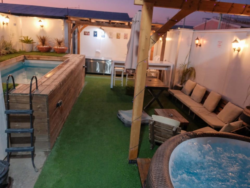 Hot Tub, Swimming pool