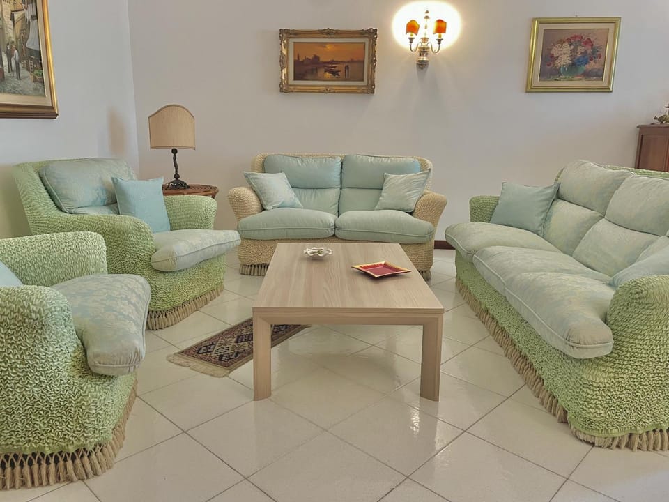 Living room, Seating area