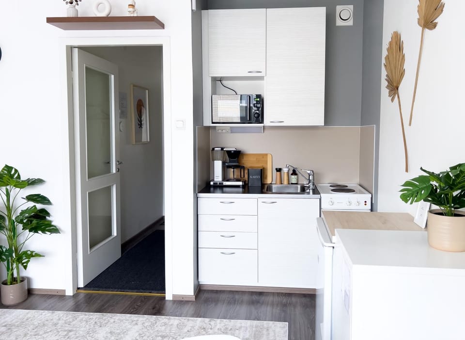 Coffee/tea facilities, Kitchen or kitchenette, microwave, oven, stove