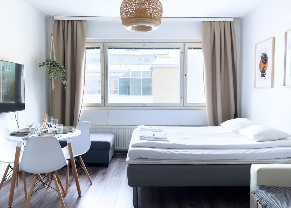 Bed, TV and multimedia, Living room, Seating area, Bedroom