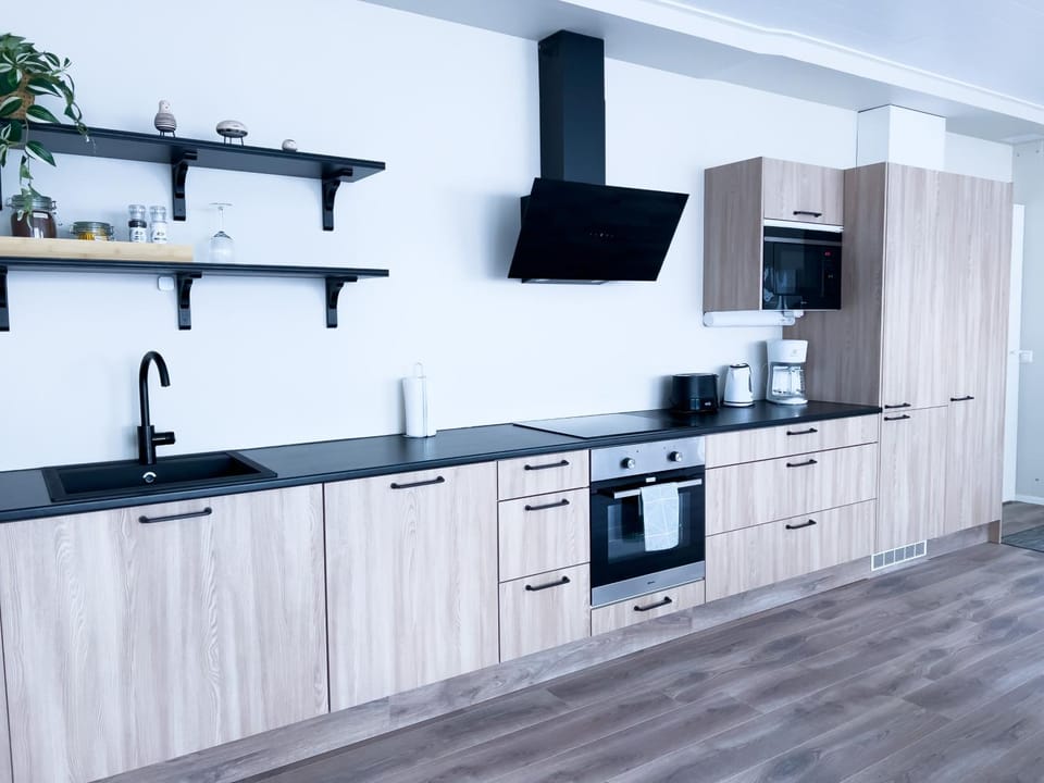 Coffee/tea facilities, Kitchen or kitchenette, dishwasher, microwave, oven, stove, toaster