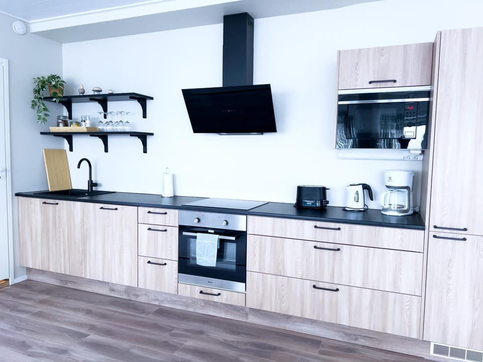 Coffee/tea facilities, Kitchen or kitchenette, dishwasher, microwave, oven, stove, toaster