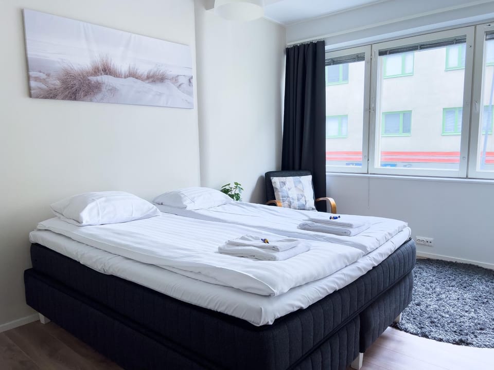 Bed, Bedroom, towels