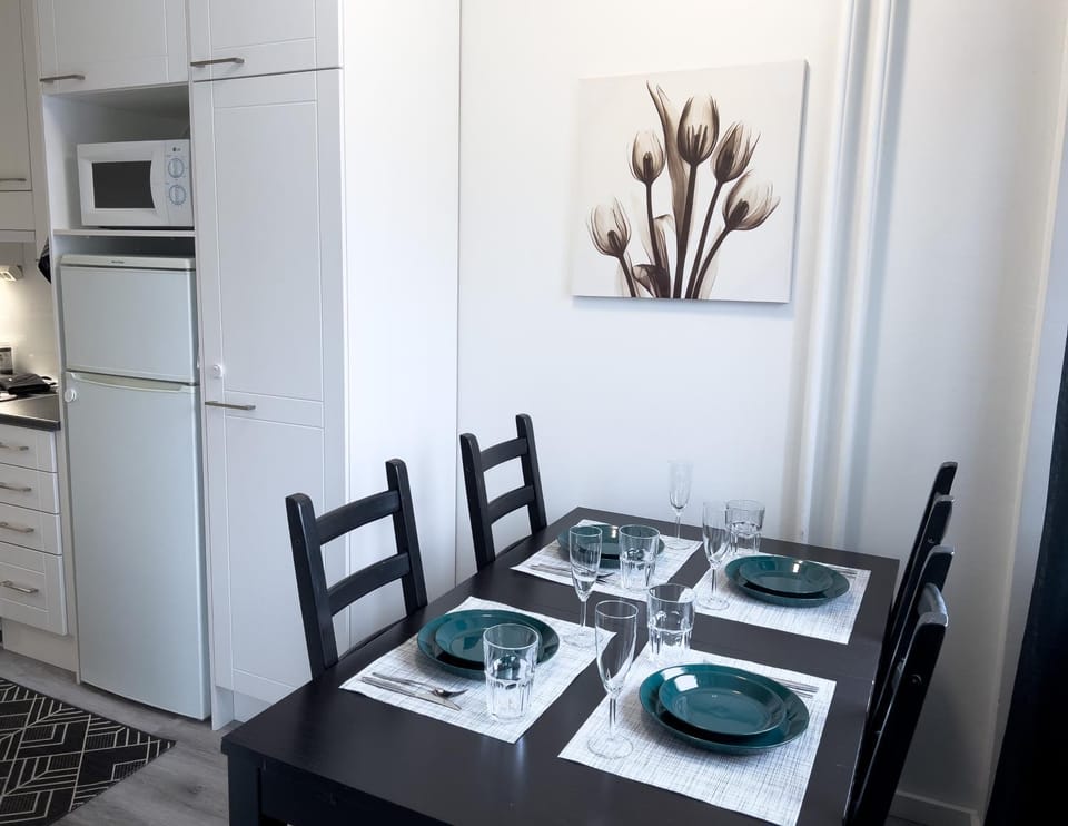 Kitchen or kitchenette, Dining area, microwave