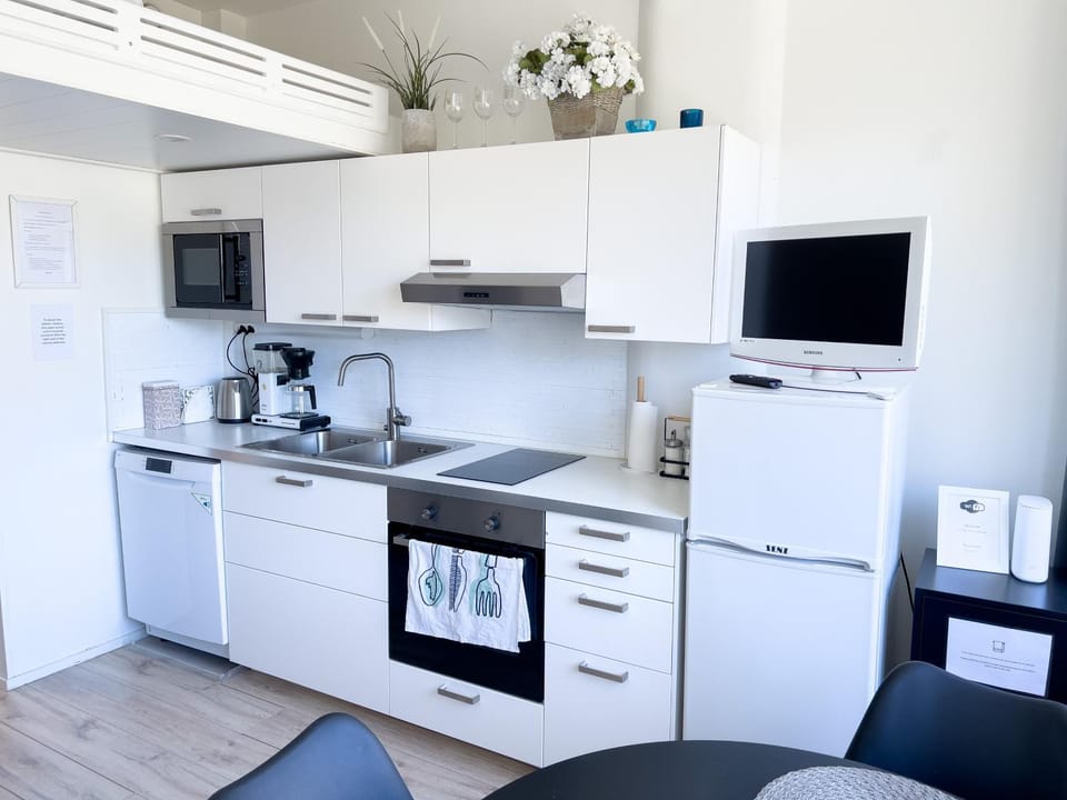 TV and multimedia, Coffee/tea facilities, Kitchen or kitchenette, oven, stove, toaster