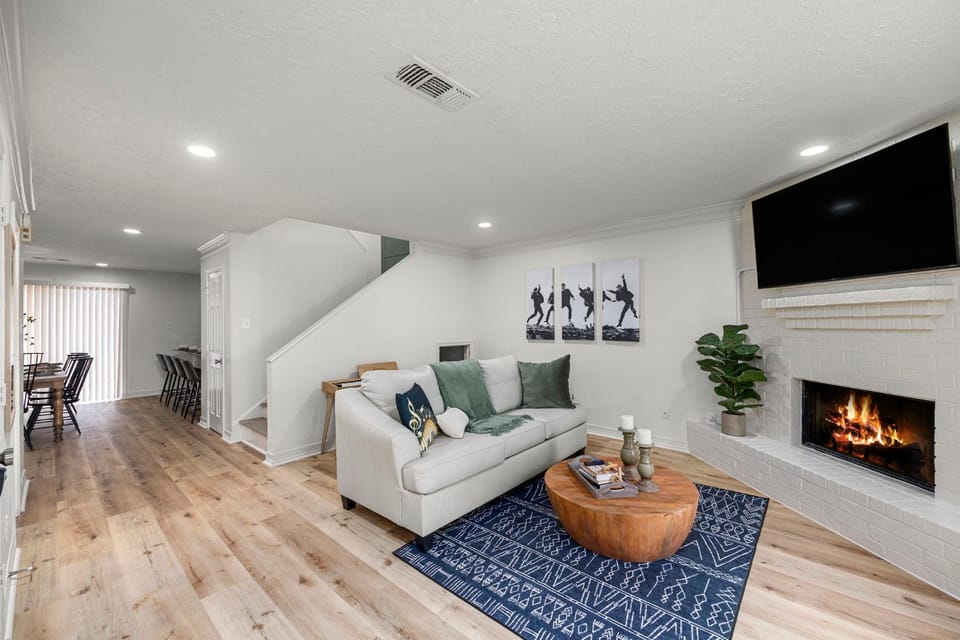 TV and multimedia, Living room, Seating area, Evening entertainment