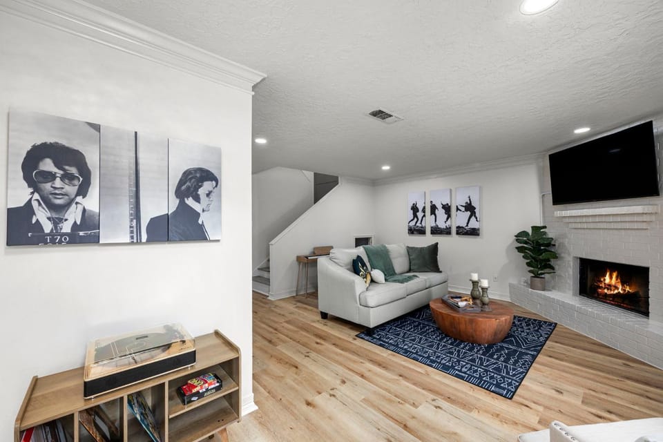 TV and multimedia, Living room, Seating area, Evening entertainment