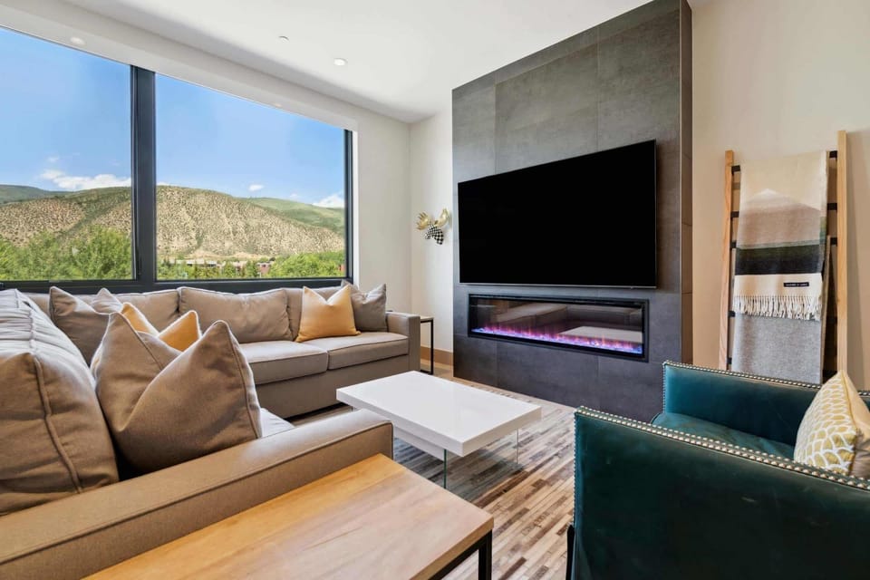 One Riverfront Condo 305 by East West Hospitality Apartment in Avon