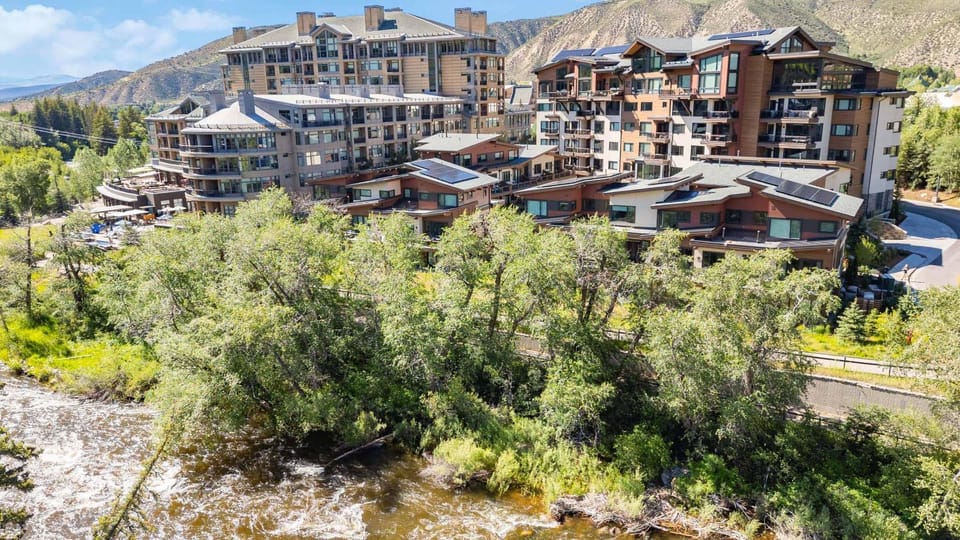 One Riverfront Condo 204 by East West Hospitality Apartment in Avon