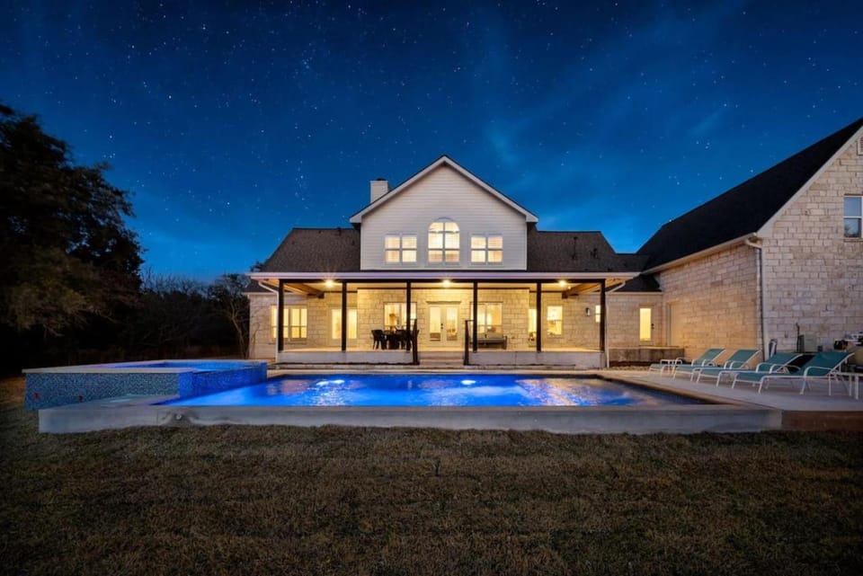 Southern Comfort Pool Spa Billiards Fire Pit House in Rio Grande
