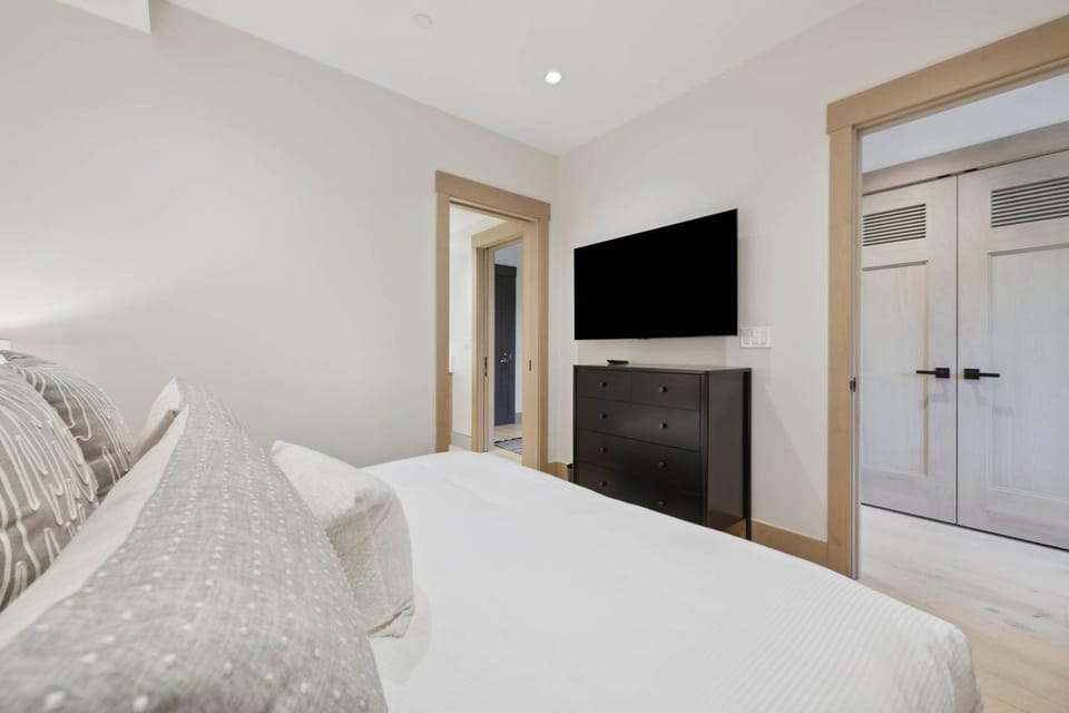One Riverfront Condo 103 by East West Hospitality Apartment in Avon