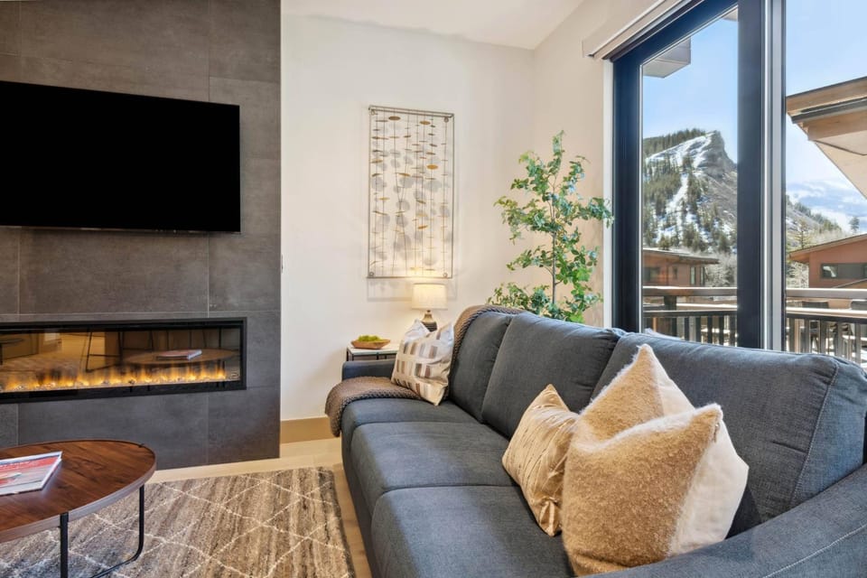 One Riverfront Condo 108 by East West Hospitality Apartment in Avon