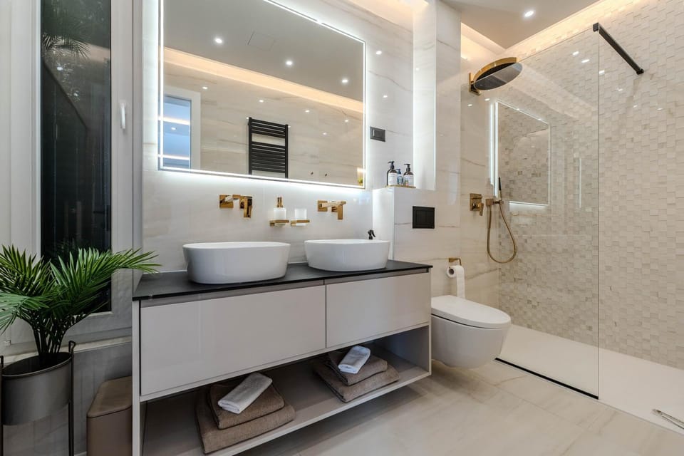 Shower, Toilet, Bathroom, towels
