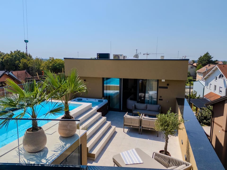 Property building, Balcony/Terrace, Pool view, Swimming pool, sunbed