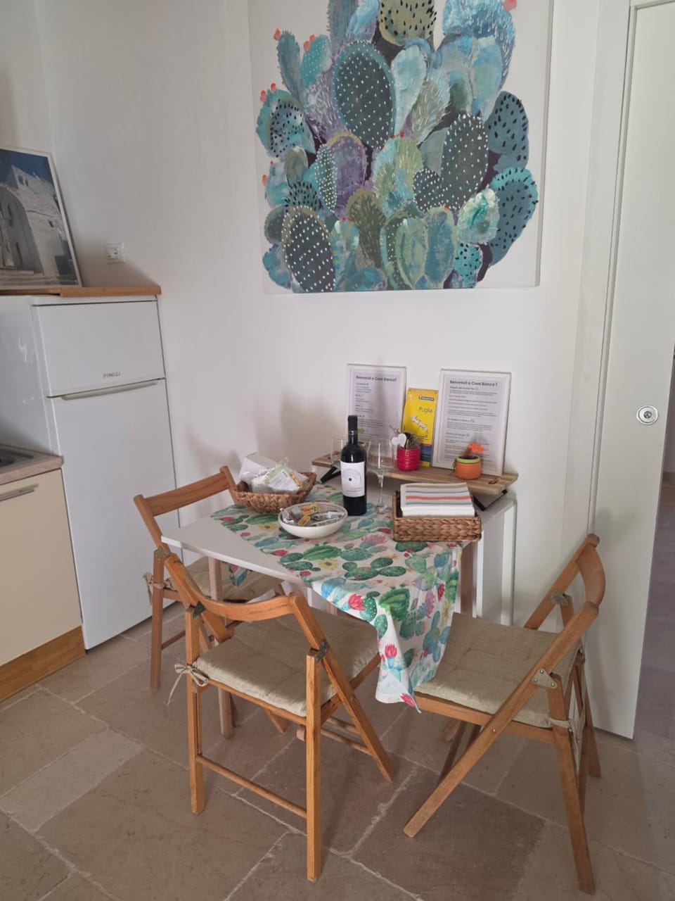 Kitchen or kitchenette, Dining area, minibar, oven