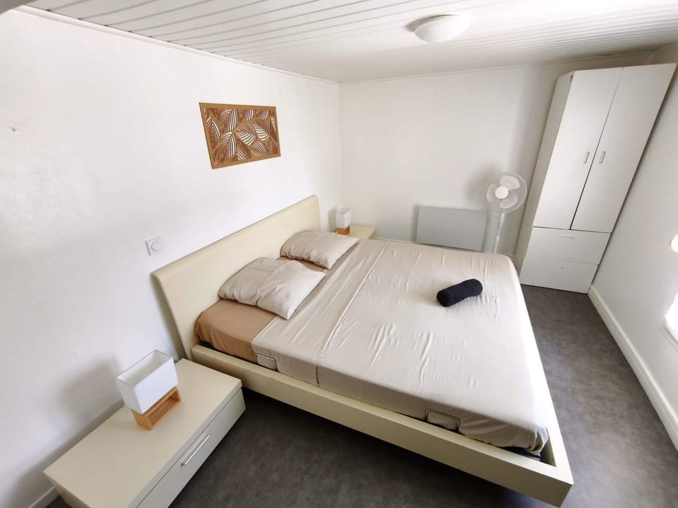 Photo of the whole room, Bedroom