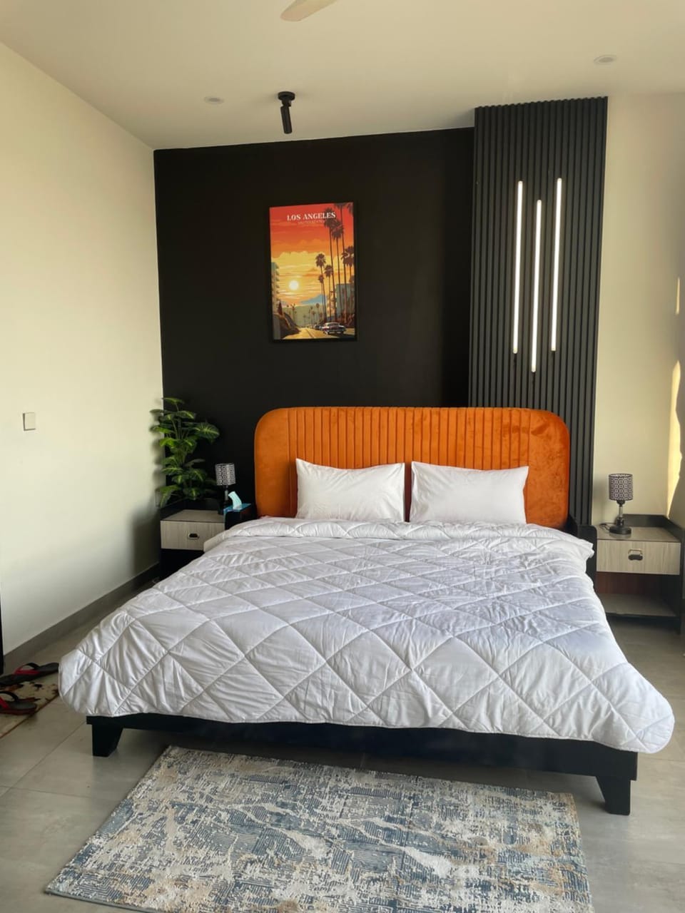 Bed, Living room, Photo of the whole room, Seating area, Bedroom