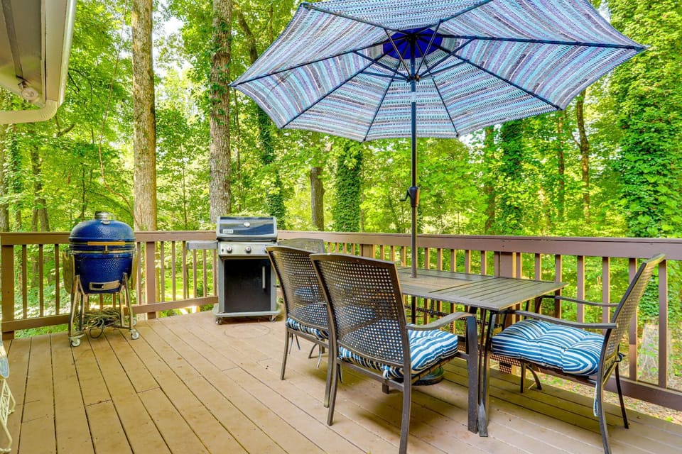 Waterfront Retreat on a Lake Lanier Cove w/ Dock House in Lake Lanier