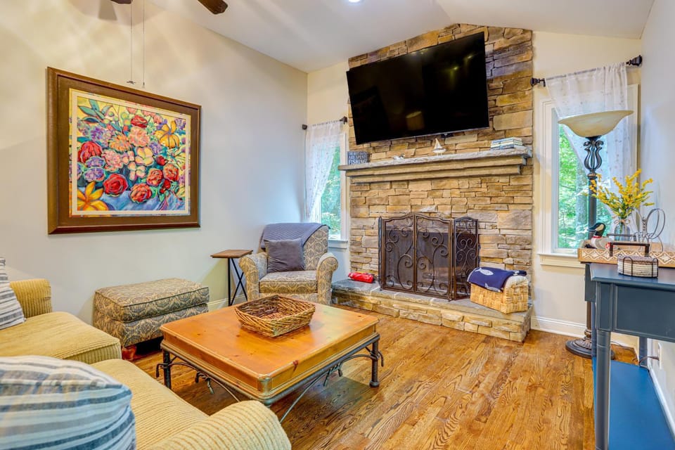 Waterfront Retreat on a Lake Lanier Cove w/ Dock House in Lake Lanier