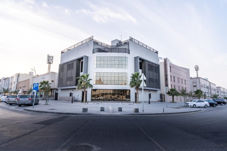Property building, Day, Neighbourhood, City view, Street view, Location, Parking