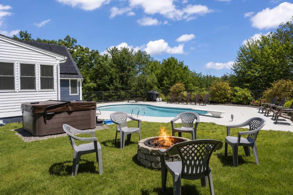 Maine Pondfront Home Sleeps 22 - Pool & Hot Tub House in Sanford