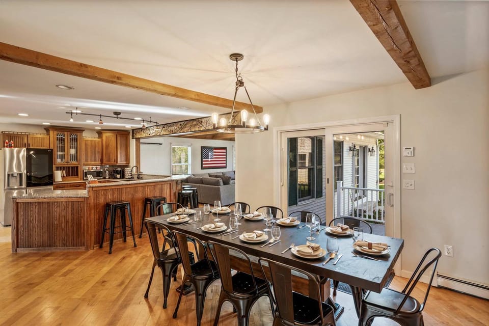 Gilford Getaway - Pool & Hot Tub - Lakes Region House in Laconia
