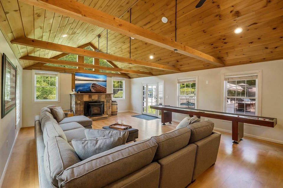 Gilford Getaway - Pool & Hot Tub - Lakes Region House in Laconia