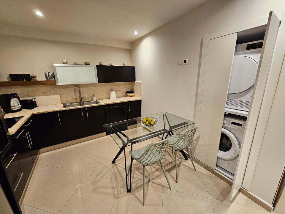 Kitchen or kitchenette, Dining area, dishwasher, minibar, oven, stove, toaster, washing machine, dryer