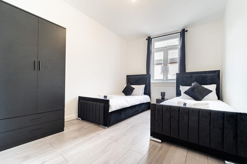 TLC Chiltern Haven - LUX 2BDR Flat By Luton Station, Airport, City Centre - 30min to King's X St Pancras International Apartment in Luton