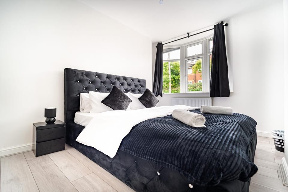 TLC Chiltern Haven - LUX 2BDR Flat By Luton Station, Airport, City Centre - 30min to King's X St Pancras International Apartment in Luton
