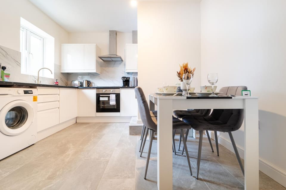 TLC Chiltern Haven - LUX 2BDR Flat By Luton Station, Airport, City Centre - 30min to King's X St Pancras International Apartment in Luton