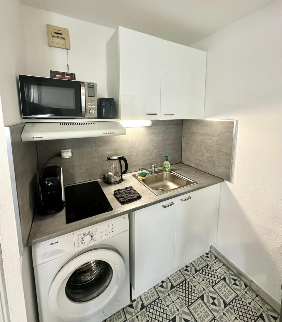 Coffee/tea facilities, Kitchen or kitchenette, microwave, stove, toaster, washing machine, kitchen