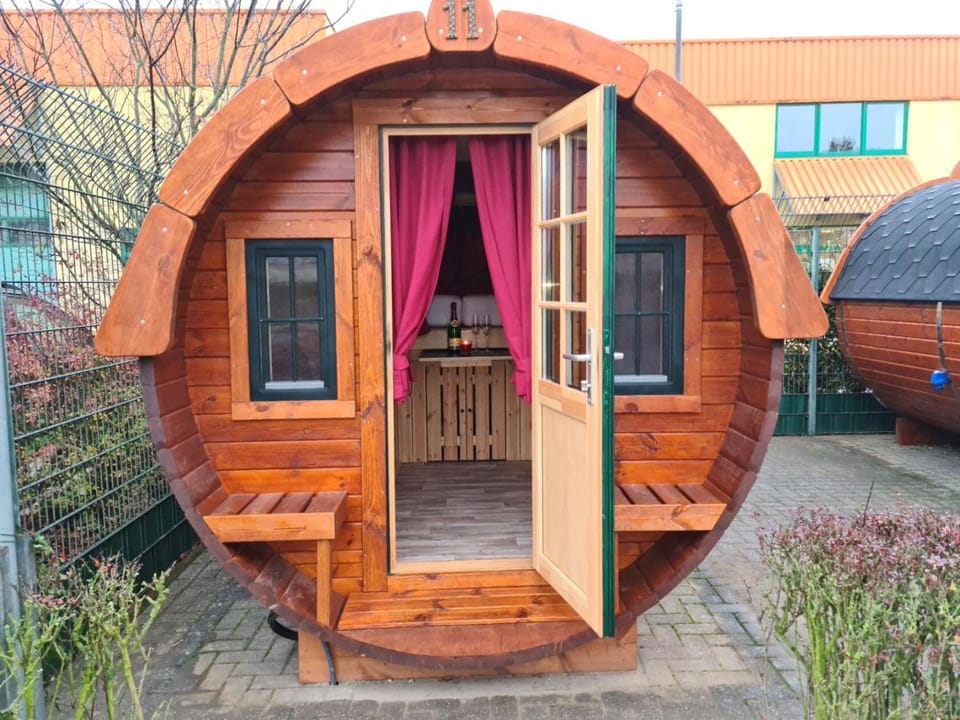 Schlaffass Holzfass im Banjapark Rees ohne Banja Sauna Campground/ 
RV Resort in North Rhine-Westphalia