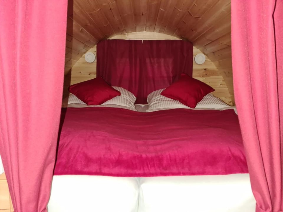 Schlaffass Holzfass im Banjapark Rees ohne Banja Sauna Campground/ 
RV Resort in North Rhine-Westphalia