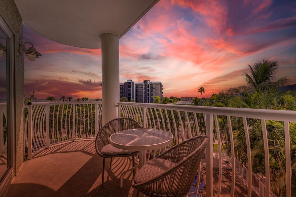 Walk to the Beach Pool Relax, Repeat Apartment in Treasure Island